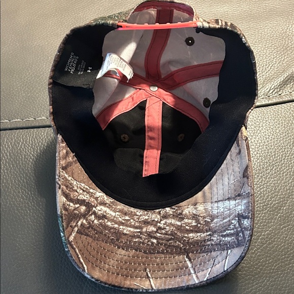 Under Armour Women’s SnapBack Camo Cap with pink logo - Picture 3 of 4
